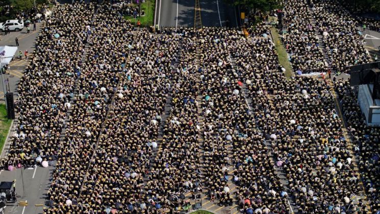 2일 오후 서울 영등포구 국회대로에서 열린 '0902 50만 교원 총궐기 추모 집회'에 공교육 정상화를 요구하는 많은 교사들이 참가하고 있다. [사진출처=연합뉴스]