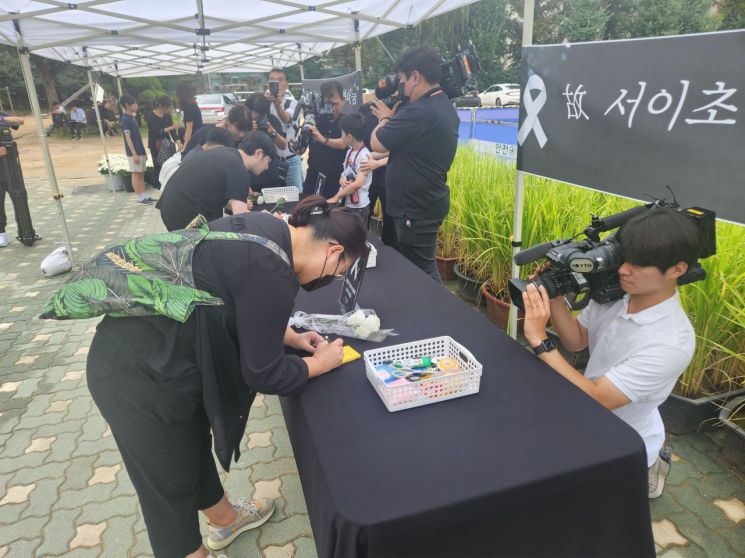 4일 서울 서초구 서이초에 마련된 추모공간에 시민들의 발길이 이어지고 있다. [사진= 최태원 기자]