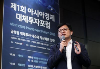 김장현 성균관대 글로벌융합학부 교수가 4일 서울 여의도 콘래드호텔에서 열린 제1회 아시아경제 대체투자포럼에서 'AI시대, 꼭 알아야 할 에센스'를 주제로 특별강연하고 있다. 사진=김현민 기자 kimhyun81@