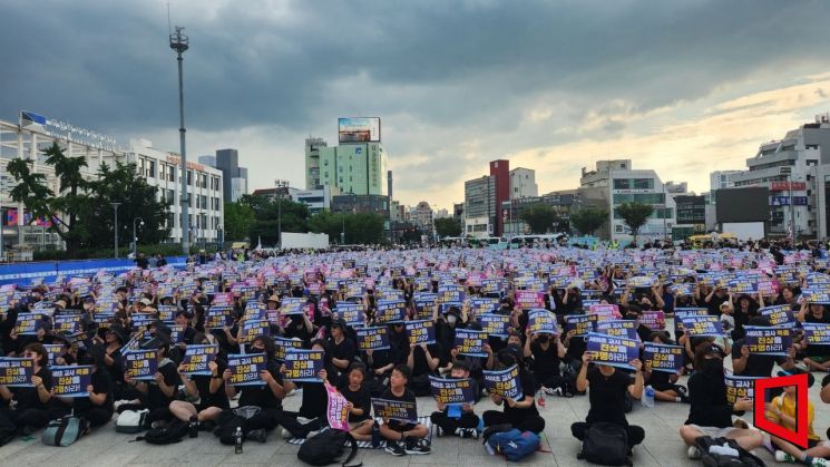 광주광역시 동구 5·18민주광장에서 4일 오후 광주전남지역 교사 4000여명이 참석한 가운데 '9·4공교육 멈춤의날-서이초 교사 추모집회'가 열리고 있다.[사진=민현기 기자]
