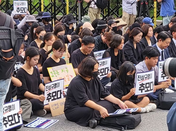 4일 서울 영등포구 국회의사당 앞에서 열린 '서이초 교사 49재 추모집회'에서 참가자들이 94초 묵념을 하고 있다. [사진=박준이 기자]
