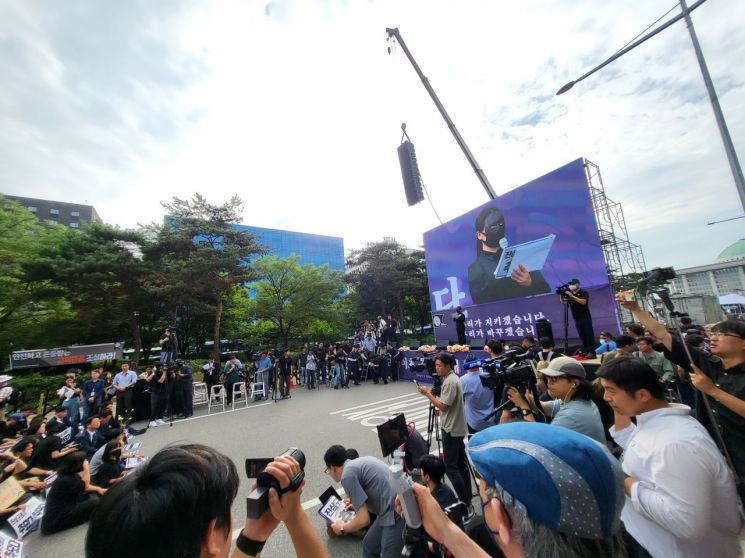 4일 서울 영등포구 국회의사당 앞에서 열린 '서이초 교사 49재 추모집회'에서 시위대가 연설을 하고 있다. [사진=박준이 기자]