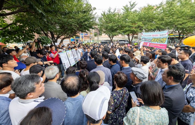 4일 오후 4시 서울 강서구와 서울시가 함께 진행한 화곡1동 모아타운 대상지 현장 방문에 수백 명의 주민들이 몰려 사업 설명을 듣고 있다.