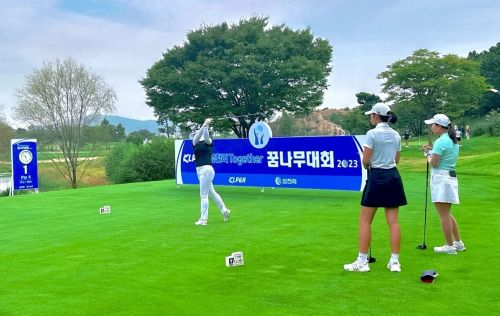 한 선수가 KLPGA-삼천리 투게더 꿈나무 골프대회 1라운드 1번 홀에서 티 샷을 하고 있다.[사진제공=삼천리]