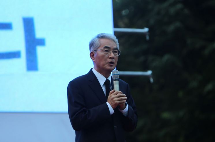 박종훈 경남교육감이 단상에 올라 공교육 회복과 교권 보호 등에 대한 노력을 다짐하고 있다. [사진=이세령 기자]