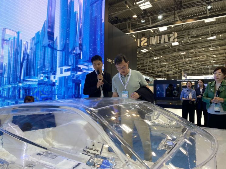 최재원 SK그룹 수석부회장이 IAA 2023 삼성전자 전시관에서 미래형 콘셉트카를 살펴보고 있다.＜사진제공:한국자동차기자협회＞