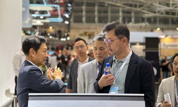 최재원 SK그룹 수석부회장이 유럽 최대 규모의 모빌리티쇼 ‘IAA 2023’ 첫 날인 4일(현지시간) 독일 뮌헨 메세 전시장을 찾아 현대모비스 관계자로부터 EV9에 대한 설명을 듣고 있다. 사진제공=SK온