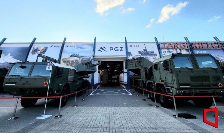 [포토]韓 천무와 美 하이마스…폴란드 MSPO 입구에 나란히