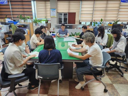 잔남 함평군 주민복지과 직원들이 한자리에 모여 '우리모두 청렴을 말해요'구호 아래 결의를 다지고 있다.  [사진제공=함평군]