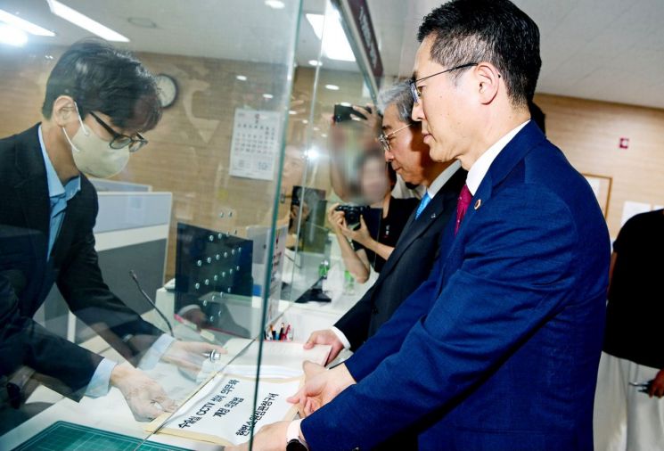 대한의사협회는 의료법 개정 조항에 대한 효력정지 가처분신청서 및 헌법소원심판청구서를 5일 오전 헌법재판소에 제출했다. 윤동섭 대한병원협회장(뒤쪽)과 이필수 대한의사협회장이 소장을 제출하고 있다. [사진제공=대한의사협회]