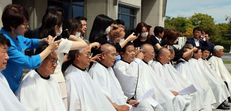 '새만금 SOC 예산 삭감 반대' 삭발하는 전북도의원들 [이미지출처=연합뉴스]