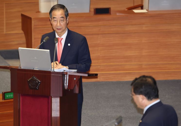 한덕수 국무총리가 5일 국회에서 열린 본회의 대정부질문에서 설훈 더불어민주당 의원의 질의에 답하고 있다. [사진=연합뉴스]