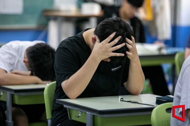 6日上午，在2024学年度大学修学能力考试（11月16日）前最后一次模拟考试举行之际，首尔汝矣岛国立高中的学生正在做考前准备。 照片联合采访团供图