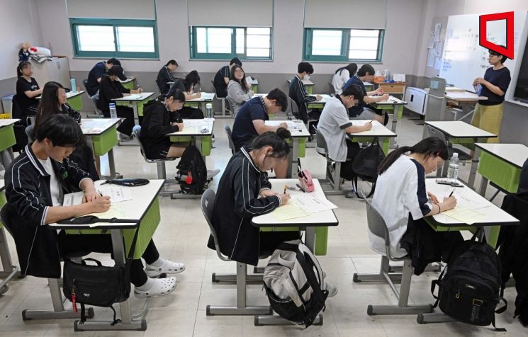 한국 학생, '창의적 사고력' OECD 1~3위…자신감은 평균 미만