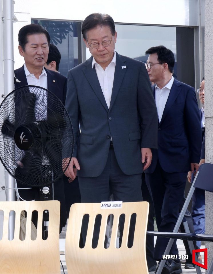 이재명 더불어민주당 대표가 6일 국회 본청 앞 단식투쟁천막에서 열린 최고위원회의에 참석하고 있다. 사진=김현민 기자 kimhyun81@