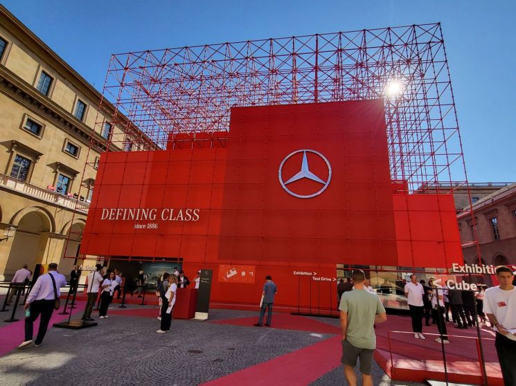 [IAA 2023]부스 뛰쳐나간 車회사들 “문화재와 차량전시 결합”