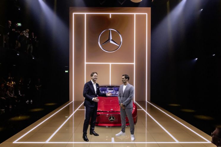 [IAA 2023]부스 뛰쳐나간 車회사들 “문화재와 차량전시 결합”