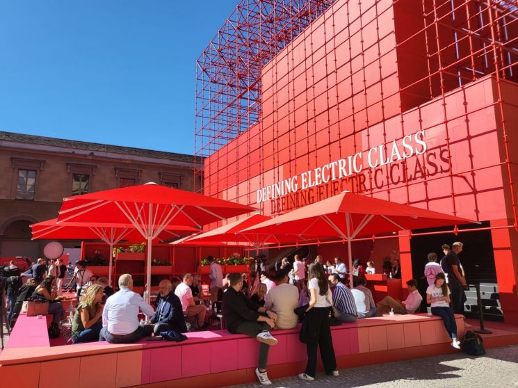 [IAA 2023]부스 뛰쳐나간 車회사들 “문화재와 차량전시 결합”