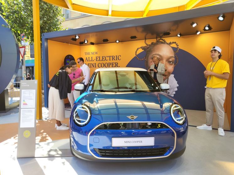 [IAA 2023]부스 뛰쳐나간 車회사들 “문화재와 차량전시 결합”