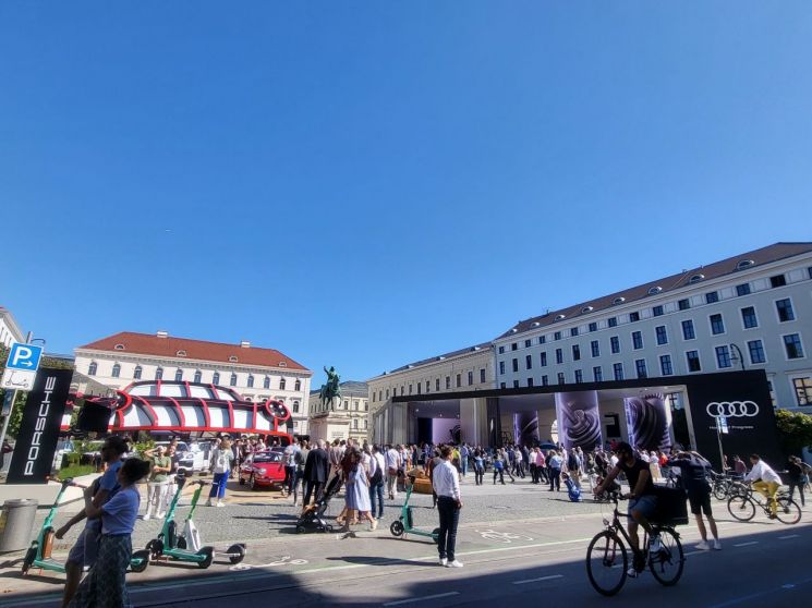 [IAA 2023]부스 뛰쳐나간 車회사들 “문화재와 차량전시 결합”