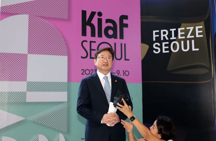 박보균 장관이 키아프, 프리즈 오프닝 행사에서 인사말을 하고 있다. [사진제공 = 문화체육관광부]