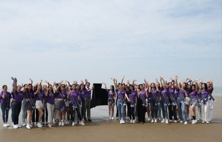 지난 5일 박우량 신안군수와 미스코리아 본선 참가자 52명이 자은도 양산 해변에서 신안군 피아노 축제 홍보 기념 촬영을 하고 있다. [사진제공=신안군]