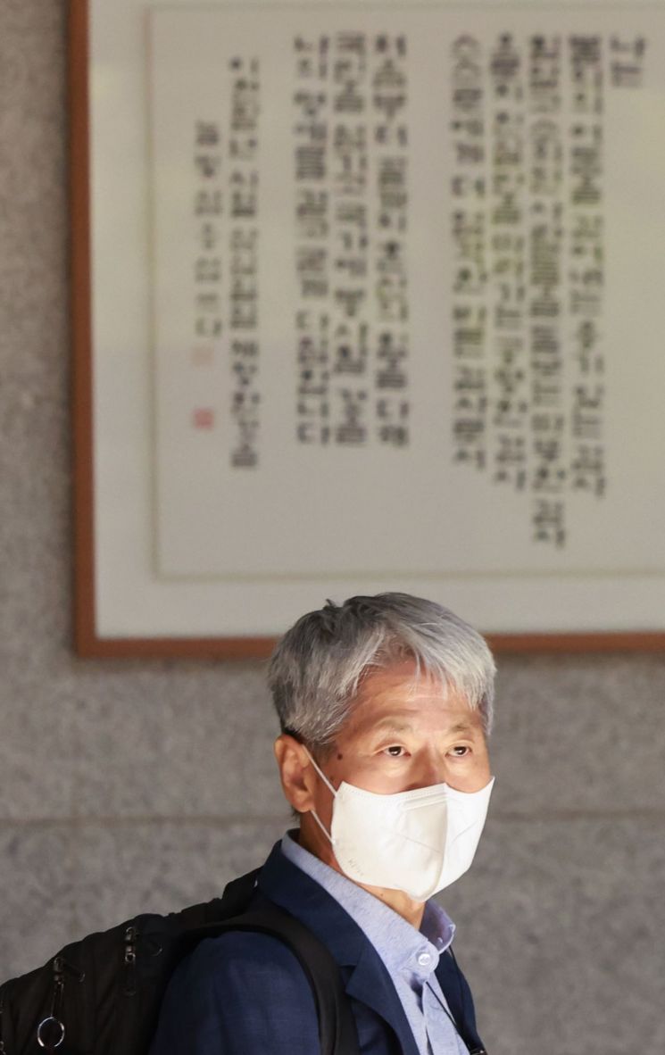 신학림 전 언론노조 위원장이 7일 오전 서초구 서울중앙지방검찰청에 조사를 받기 위해 조사실로 향하고 있다. [이미지출처=연합뉴스]