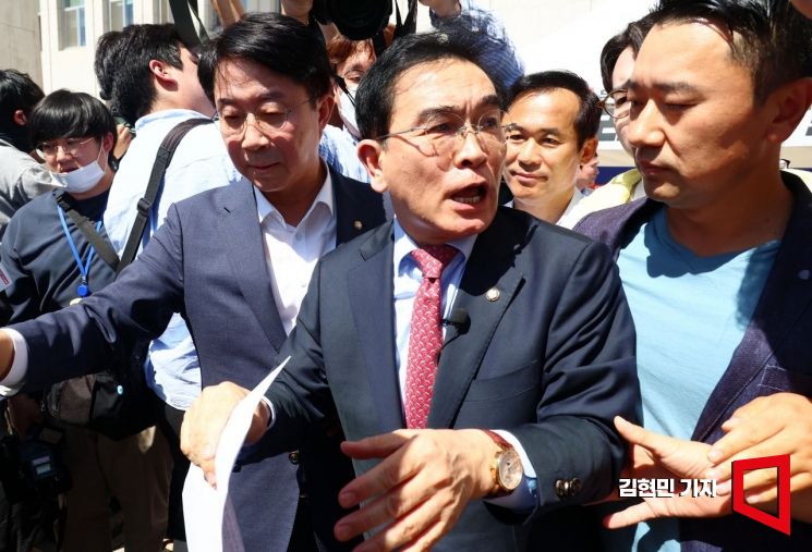[포토] "北서 온 쓰레기?"…태영호, 이재명 단식현장 항의 갔다가 쫓겨나