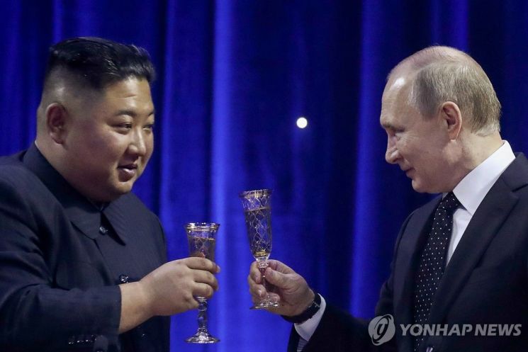 지난 2019년 블라디보스토크에서 건배하는 김정은 북한 국무위원장과 블라디미르 푸틴 러시아 대통령.