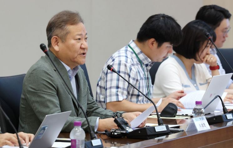 이상민 행정안전부 장관이 7일 오후 세종시 정부세종청사에서 열린 출입기자단 간담회에서 인사말하고 있다.  사진=연합뉴스