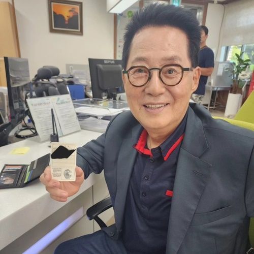 박지원 전 국정원장이 전입신고를 마치고 주민등록증을 보이고 있다. [사진제공=오승근 기자]