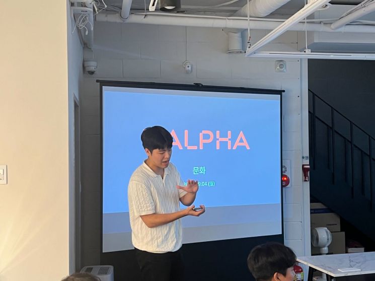 김도균 대표가 달파의 사업에 대해 설명하고 있다.