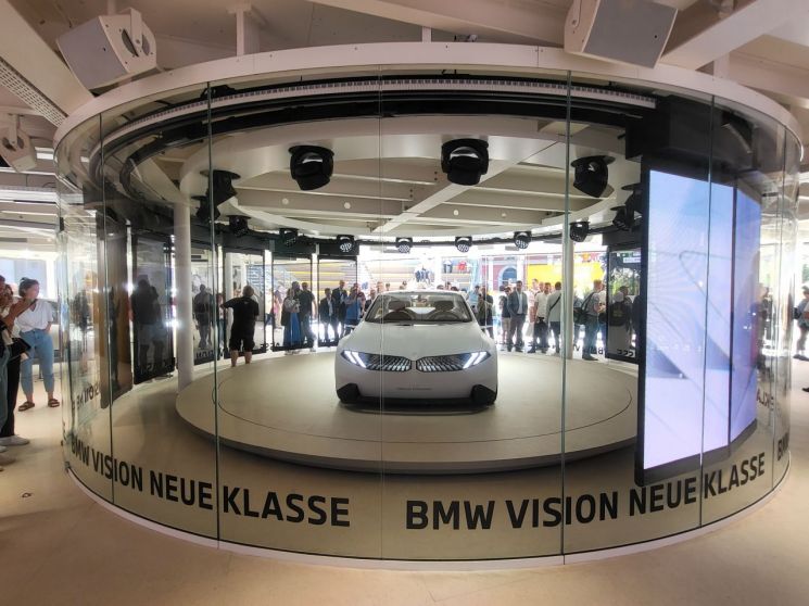 지난 5일(현지시간) 독일 뮌헨 시내 막스 요셉 광장 내 BMW 그룹 오픈스페이스에 '노이어 클라쎄'가 전시돼있다. [사진=오규민 기자 moh011@]