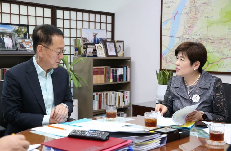 강은희 대구교육감(오른쪽)이 국회를  방문해 교권보호를 위해 관련 법률을 개정해달라고 촉구하고 있다.