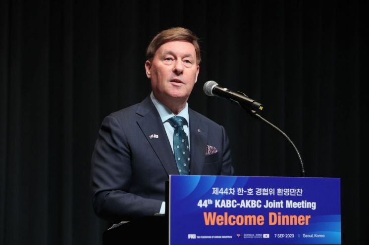 존 워커 호-한 경협위원장이 7일 서울 서초구 JW메리어트호텔에서 열린 '제44차 한-호주 경제협력위원회 환영만찬'에 참석해 인사말을 하고 있다.[사진제공=전경련]
