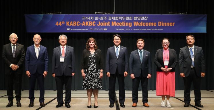 7일 서울 서초구 JW메리어트호텔에서 열린 '제44차 한-호주 경제협력위원회 환영만찬'에 참석한 주요 내빈들이 기념촬영하는 모습. 
왼쪽부터 토니 키어넌 필버라 미네랄스 회장, 데운스 빅터 GFG얼라이언스 CEO, 배상근 전경련 전무, 캐서린 레이퍼 주한호주대사, 최정우 한-호 경협위원장(포스코그룹 회장), 존 워커 호-한 경협위원장, 로웨나 스미스 ASM 대표, 이세호 롯데상사 상무.[사진제공=전경련]
