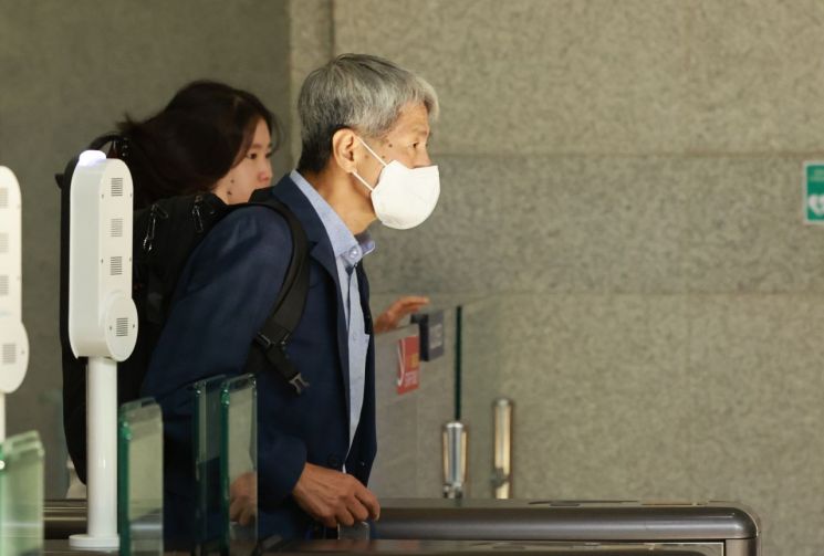 신학림(64) 전 언론노조 위원장이 7일 오전 서초구 서울중앙지방검찰청에 조사를 받기 위해 들어가고 있다. [이미지출처=연합뉴스]