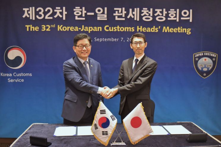 7일 고광효 관세청장(왼쪽)과 에지마 카즈히코 일본 재무성 관세국장(오른쪽)이 한-일 관세청장회의에 앞서 인사를 나누고 있다. 관세청 제공

에서 서 서명에 앞서 인사를 나누고 있다