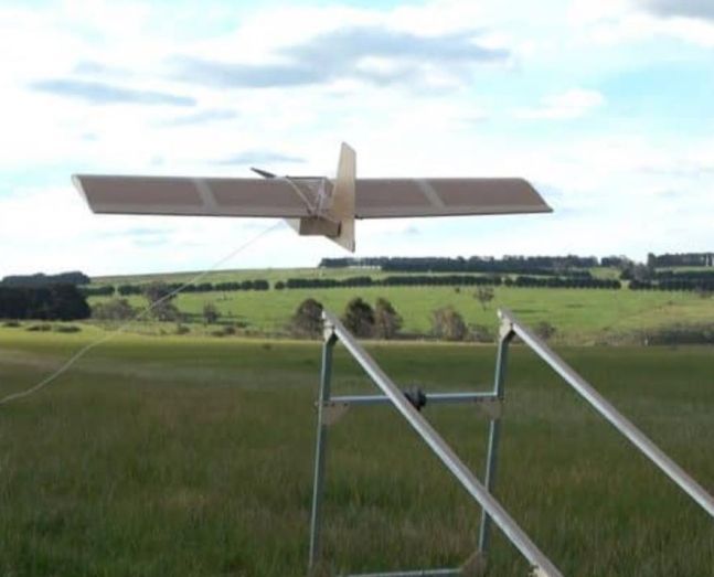 [뉴스in전쟁사]러 전투기 잡는 우크라 '골판지 드론'…무서워진 종이비행기