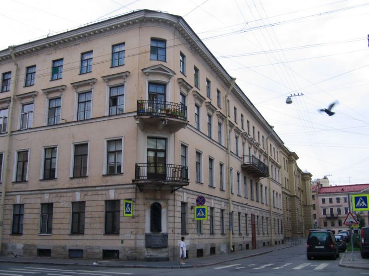 '죄와 벌'에서 라스콜리니코프의 다락방 하숙집으로 묘사된 스톨랴르니 골목길과 아파트. 사진=조성관 작가