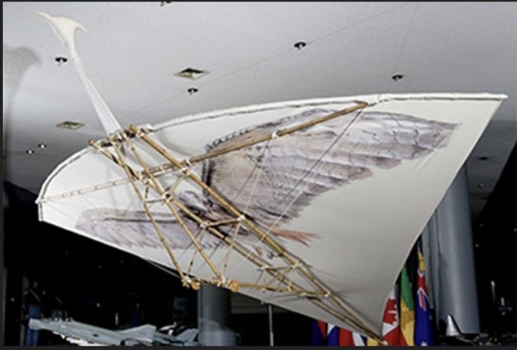 [뉴스in전쟁사]러 전투기 잡는 우크라 '골판지 드론'…무서워진 종이비행기