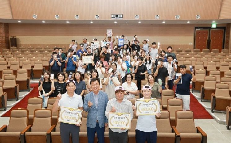 도전 청렴 골든벨에서 수상자들이 기념 촬영을 하고 있다. [사진제공=완도군]