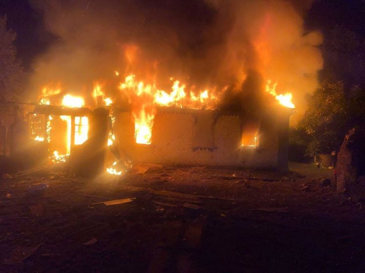 [뉴스in전쟁사]러 전투기 잡는 우크라 '골판지 드론'…무서워진 종이비행기