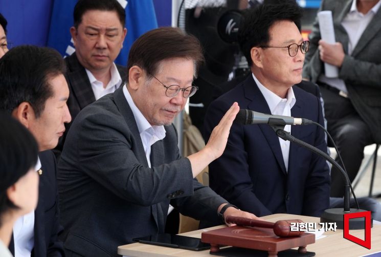 이재명 더불어민주당 대표가 8일 국회 앞 단식투쟁천막에서 열린 최고위원회의를 주재하고 있다. 사진=김현민 기자 kimhyun81@