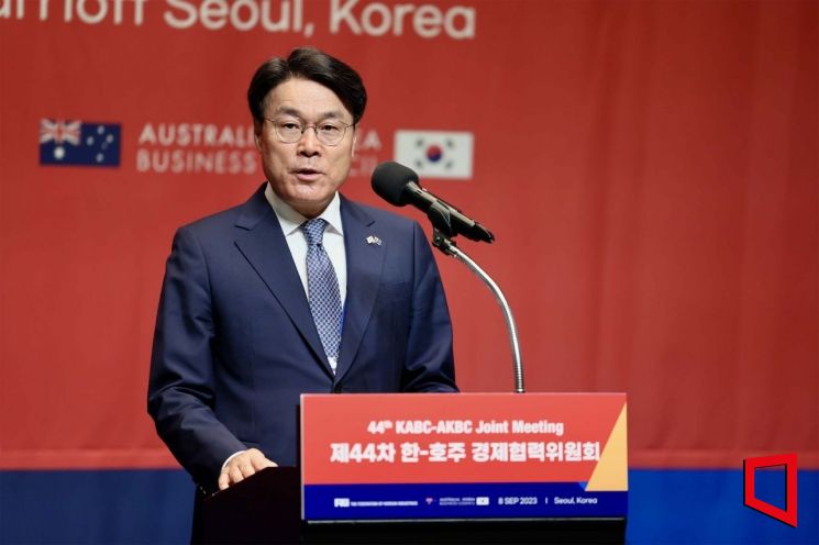 최정우 한-호주 경제협력위원장이 8일 서울 JW매리어트에서 열린 제44차 한-호주 경제협력위원회 연례회의에서 개회사를 하고 있다.