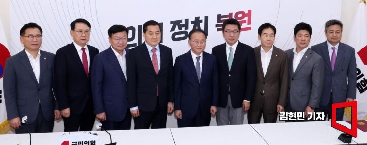윤재옥 국민의힘 원내대표가 8일 국회에서 열린 '대선공작게이트 진상조사단' 제1차 회의에서 위촉 위원들과 단체사진을 찍고 있다. 사진=김현민 기자 kimhyun81@