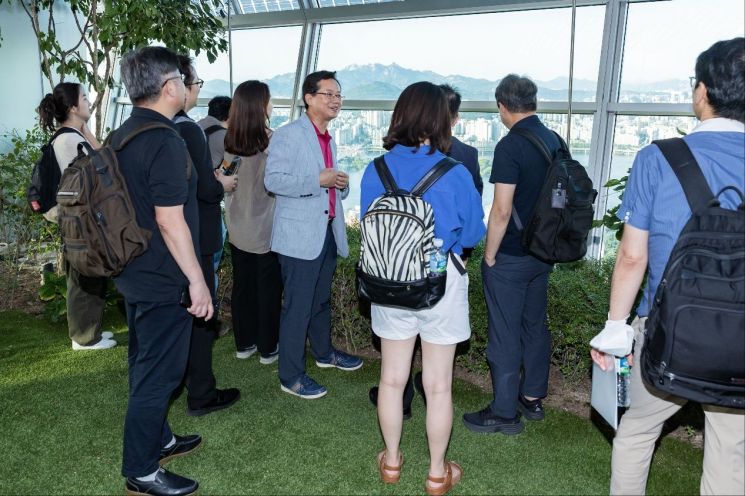 최호권 영등포구청장이 전경련 빌딩 옥상정원에서 제2세종문화회관 건립 예정지를 보며 기자들에게 설명하고 있다.