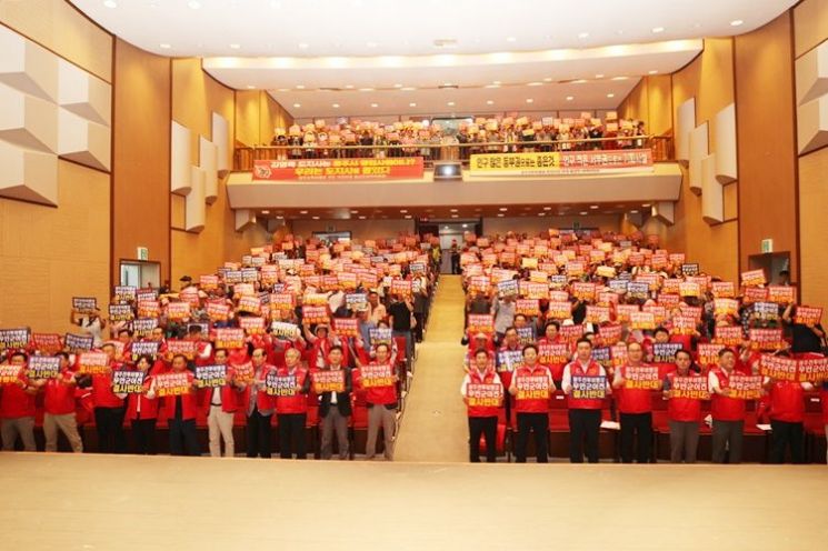 무안군민들이 광주군공항 무안이전 결사반대를 외치며 손팻말을 들고 있다. [사진제공=무안군]