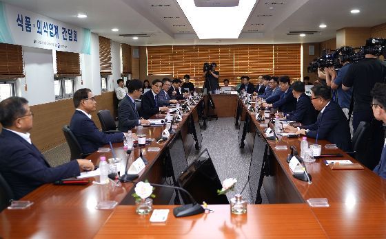 식품·외식업계 "추석 물가 안정 협조, 가격 인상 늦추겠다"(종합)