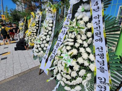 악성민원에 시달리다 숨진 대전 교사가 근무했던 학교 앞에 놓인 추모 화환[사진출처=연합뉴스]